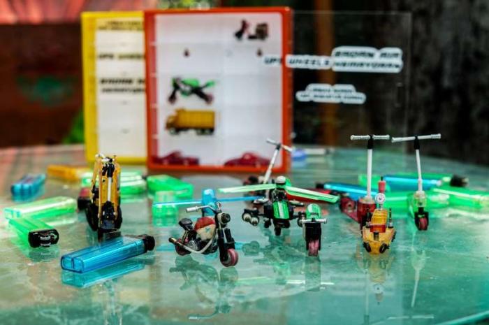Timan memanfaatkan limbah korek api gas untuk dijadikan kerajinan tangan miniatur di Pos UPS Badan Air Kali Utan Kayu