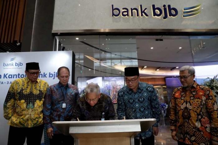 Gubernur Jawa Barat Ridwan Kamil meresmian kantor baru Bank BJB di Jakarta, Kamis (3/8/2023).