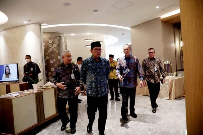 Gubernur Jawa Barat Ridwan Kamil meresmian kantor baru Bank BJB di Jakarta, Kamis (3/8/2023).