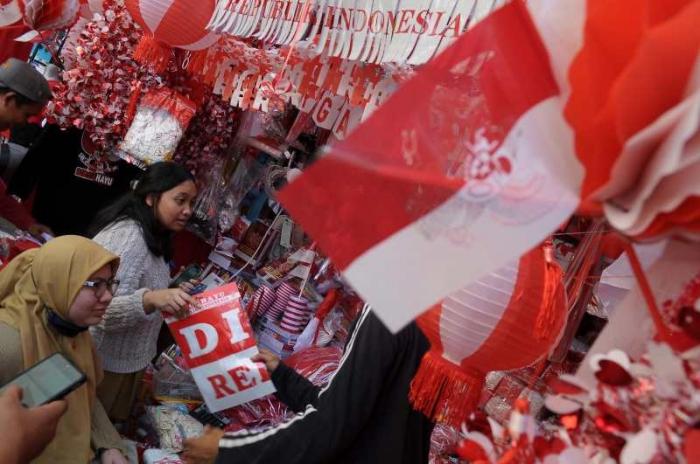 Warga membeli pernak-pernik perayaan Kemerdekaan RI ke-78 di kawasan Pasar Jatinegara, Jakarta, Sabtu (5/8/2023).