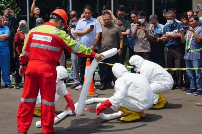 Pekerja melakukan simulasi keselamatan dan kesehatan kerja untuk tetap menjaga kesiapsiagaan dan kewaspadaan di Lingkungan kerja PT PPLI.