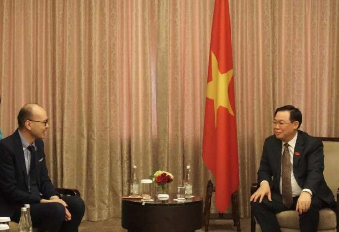 Co-Founder Traveloka Albert (kiri) melakukan pertemuan dengan Chairman of the National Assembly of Vietnam, Vuong Dinh Hue.