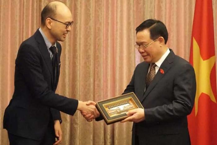 Co-Founder Traveloka Albert (kiri) melakukan pertemuan dengan Chairman of the National Assembly of Vietnam, Vuong Dinh Hue.