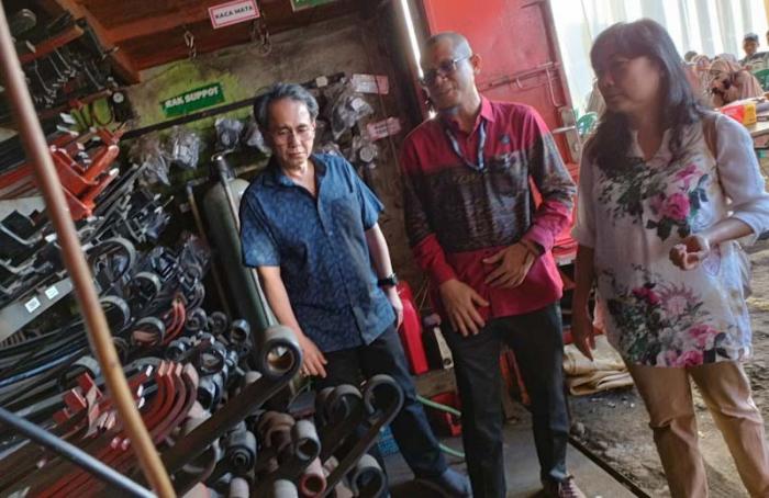 Ketua Pengurus YDBA Sigit P Kumala dan Region Operation Head PT Astra Otoparts Tbk Joni Indra Rukmana mengunjungi Bengkel Arum Sari.