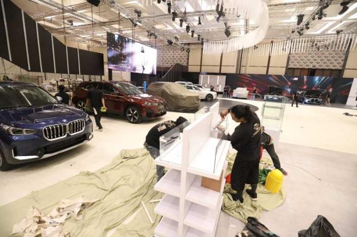 Pekerja menyelesaikan pembuatan ruang pamer untuk pameran GIIAS 2023 di ICE BSD, Serpong, Kabupaten Tangerang, Banten, Rabu (9/8/2023).