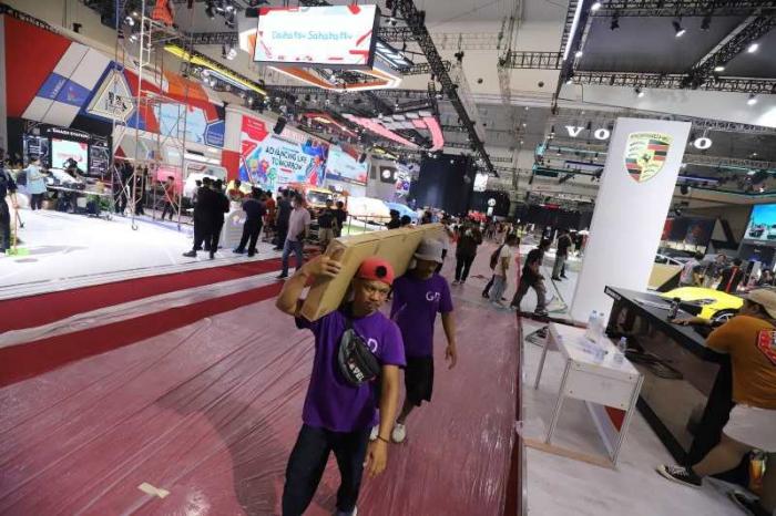 Pekerja menyelesaikan pembuatan ruang pamer untuk pameran GIIAS 2023 di ICE BSD, Serpong, Kabupaten Tangerang, Banten, Rabu (9/8/2023).