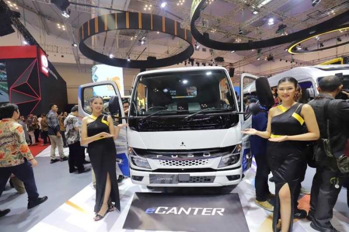 Mitsubishi Fuso Canter edisi ulang tahun ke-60 hadir dalam pameran otomotif Gaikindo Indonesia International Auto Show (GIIAS) 2023 di ICE BSD, Tangerang.
