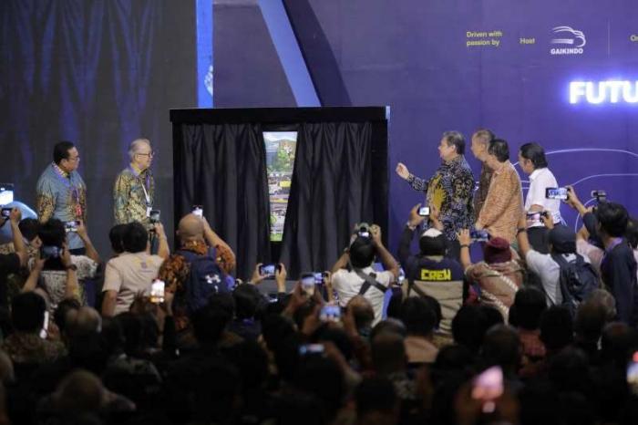 Menko Perekonomian Airlangga Hartarto membuka Pameran otomotif Gaikindo Indonesia International Auto Show (GIIAS) 2023 di ICE BSD City, Tangernag, Banten.