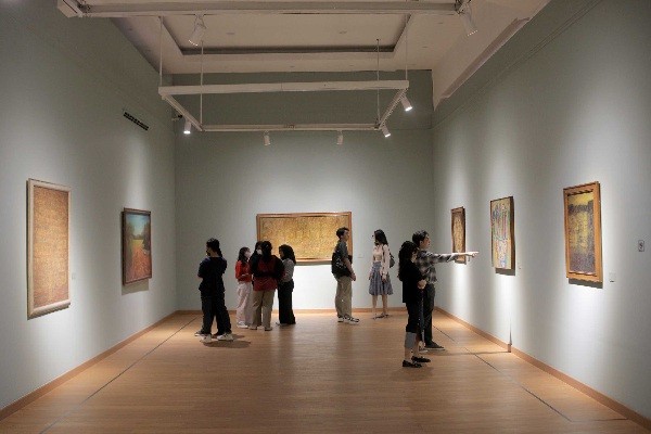 Pengunjung melihat sejumlah karya dalam pameran seni rupa bertajuk PIKNIK 70-an, di Galeri Nasional Indonesia, Jakarta, Sabtu (12/8/2023).