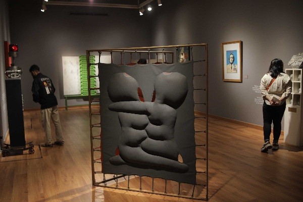 Pengunjung melihat sejumlah karya dalam pameran seni rupa bertajuk PIKNIK 70-an, di Galeri Nasional Indonesia, Jakarta, Sabtu (12/8/2023).