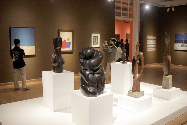 Pengunjung melihat sejumlah karya dalam pameran seni rupa bertajuk PIKNIK 70-an, di Galeri Nasional Indonesia, Jakarta, Sabtu (12/8/2023).