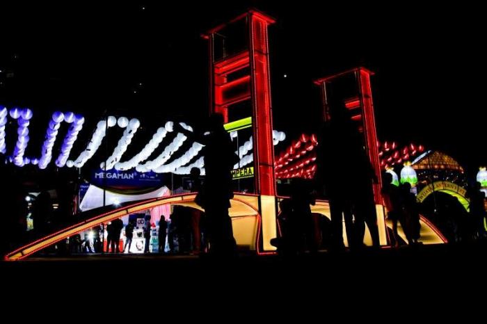 Ribuan lampion beraneka warna memanjakan mata pengunjung Sriwijaya Lantern Festival di Lapangan Sekolah Maitreyawira, Jalan Residen H Abdul Rozak, Palembang