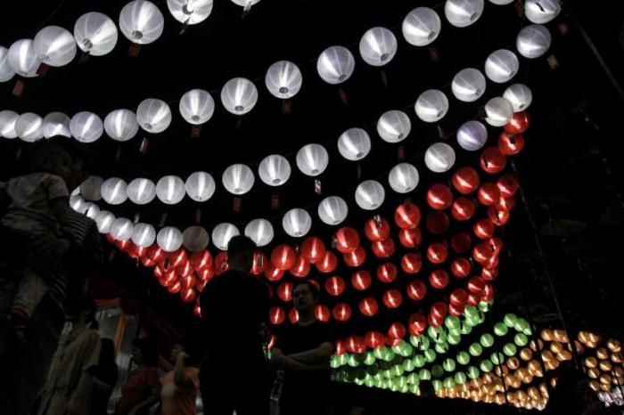 Ribuan lampion beraneka warna memanjakan mata pengunjung Sriwijaya Lantern Festival di Lapangan Sekolah Maitreyawira, Jalan Residen H Abdul Rozak, Palembang.