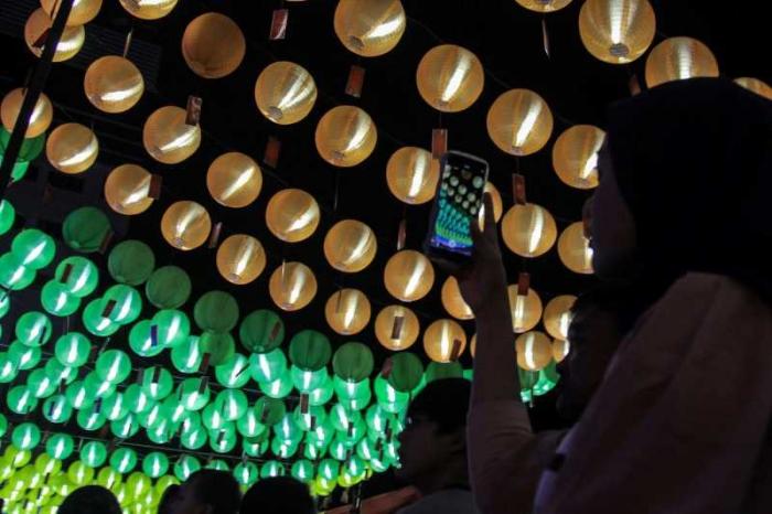 Ribuan lampion beraneka warna memanjakan mata pengunjung Sriwijaya Lantern Festival di Lapangan Sekolah Maitreyawira, Jalan Residen H Abdul Rozak, Palembang
