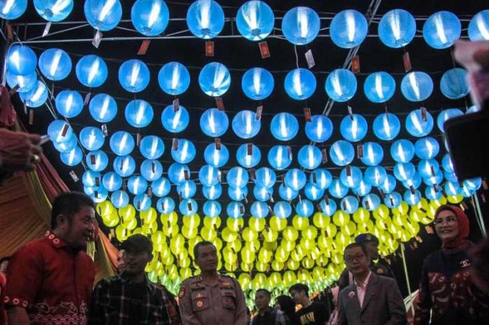 Ribuan lampion beraneka warna memanjakan mata pengunjung Sriwijaya Lantern Festival di Lapangan Sekolah Maitreyawira, Jalan Residen H Abdul Rozak, Palembang