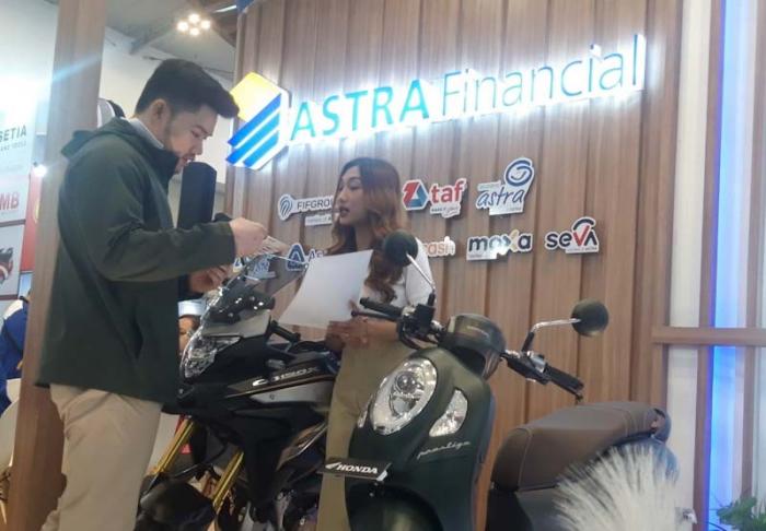 Calon nasabah melakukan konsultasi dengan petugas di booth Astra Financial pada gelaran Gaikindo Indonesia International Auto Show (GIIAS) 2023 di ICE BSD City.