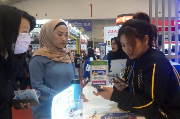 Calon nasabah melakukan konsultasi dengan petugas di booth Astra Financial pada gelaran Gaikindo Indonesia International Auto Show (GIIAS) 2023 di ICE BSD City.