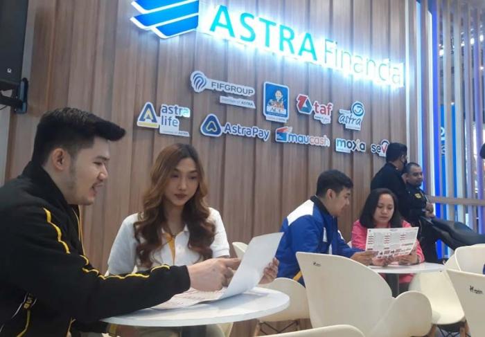 Calon nasabah melakukan konsultasi dengan petugas di booth Astra Financial pada gelaran Gaikindo Indonesia International Auto Show (GIIAS) 2023 di ICE BSD City.