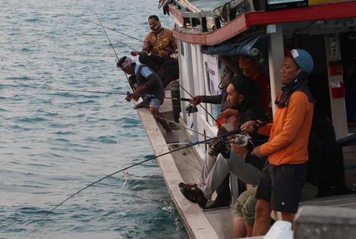 Sejumlah wartawan dari berbagai media mengikuti event Fun Fishing 2023 yang digelar Jurnalis Peduli di perairan Selat Sunda, Banten, Sabtu (12/8/2023).