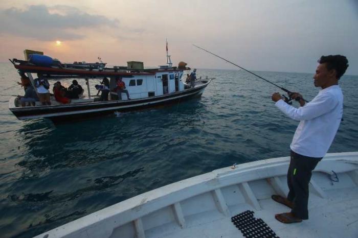 Sejumlah wartawan dari berbagai media mengikuti event Fun Fishing 2023 yang digelar Jurnalis Peduli di perairan Selat Sunda, Banten, Sabtu (12/8/2023).