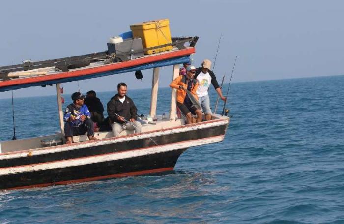 Sejumlah wartawan dari berbagai media mengikuti event Fun Fishing 2023 yang digelar Jurnalis Peduli di perairan Selat Sunda, Banten, Sabtu (12/8/2023).