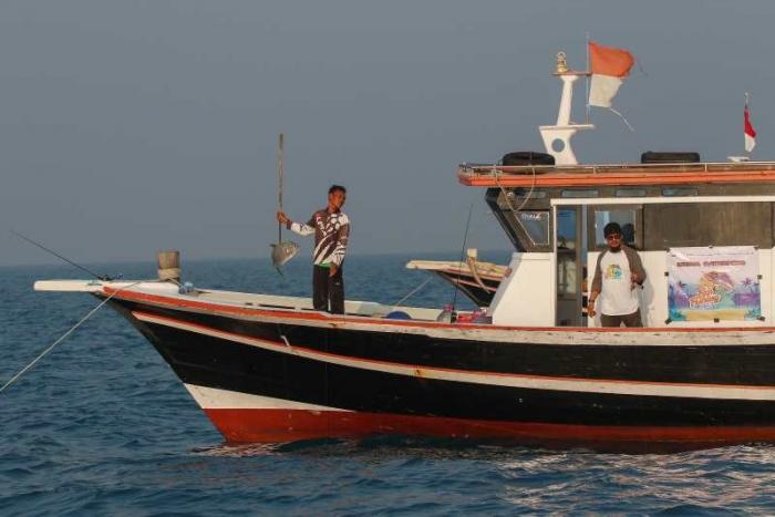 Sejumlah wartawan dari berbagai media mengikuti event Fun Fishing 2023 yang digelar Jurnalis Peduli di perairan Selat Sunda, Banten, Sabtu (12/8/2023).