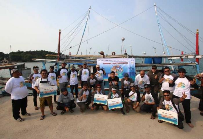 Sejumlah wartawan dari berbagai media mengikuti event Fun Fishing 2023 yang digelar Jurnalis Peduli di perairan Selat Sunda, Banten, Sabtu (12/8/2023).