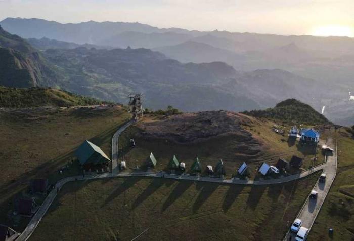 Foto udara memperlihatkan kawasan wisata padang savana Lappa Laona, di Kabupaten Barru, Sulawesi Selatan, Sabtu (12/8/20230.