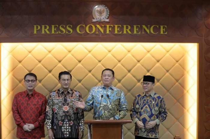 Ketua MPR Bambang Soesatyo memberikan keterangan pers terkait persiapan Sidang Tahunan MPR di Kompleks Parlemen, Senayan, Jakarta, Senin (14/8/2022).