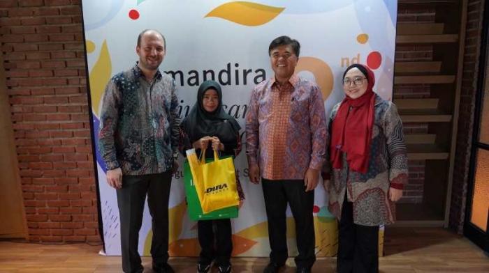 Manulife Indonesia dan Adira Finance gelar acara potong tumpeng rayakan Ulang Tahun ke-2 Produk Amandira.