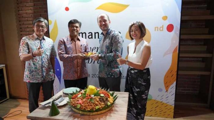 Manulife Indonesia dan Adira Finance gelar acara potong tumpeng rayakan Ulang Tahun ke-2 Produk Amandira.