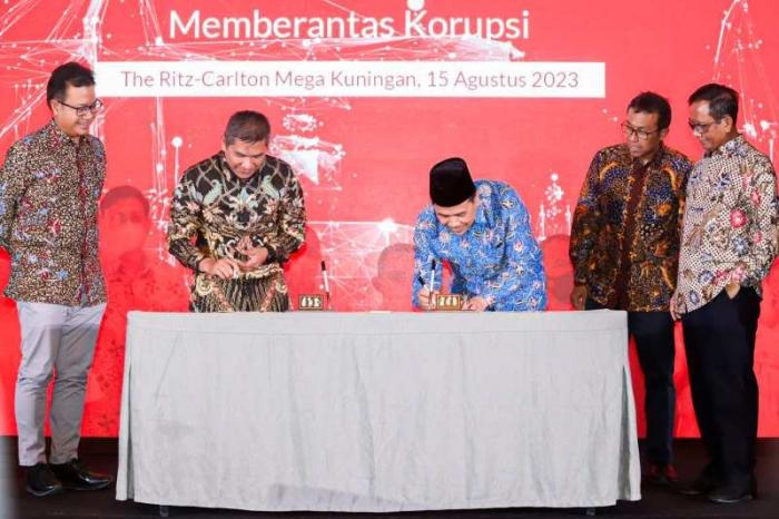 PT Pelindo menginisiasi Forum Konsolidasi bertajuk Komitmen Bersama Masyarakat Pelabuhan Memberantas Korupsi.