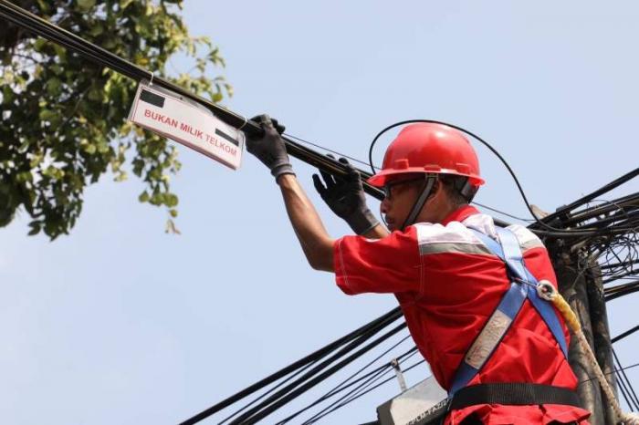 Telkom terus melakukan perawatan dan pembenahan jaringan kabel udara miliknya untuk menjaga kualitas layanan komunikasi bagi pelanggan.