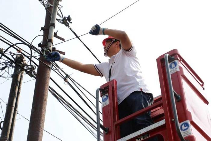 Telkom terus melakukan perawatan dan pembenahan jaringan kabel udara miliknya untuk menjaga kualitas layanan komunikasi bagi pelanggan.