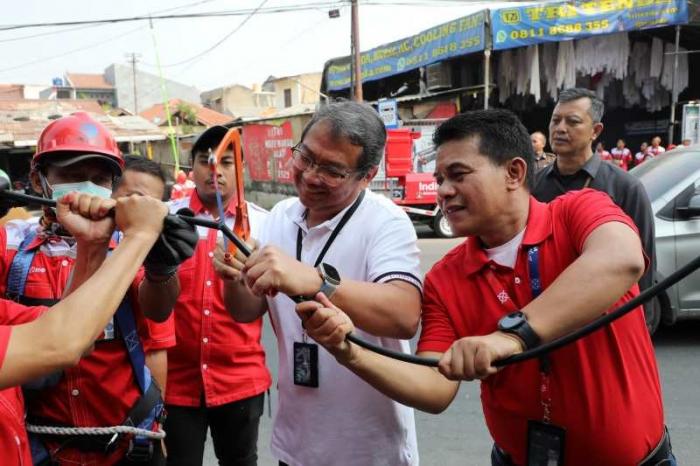 Telkom terus melakukan perawatan dan pembenahan jaringan kabel udara miliknya untuk menjaga kualitas layanan komunikasi bagi pelanggan.