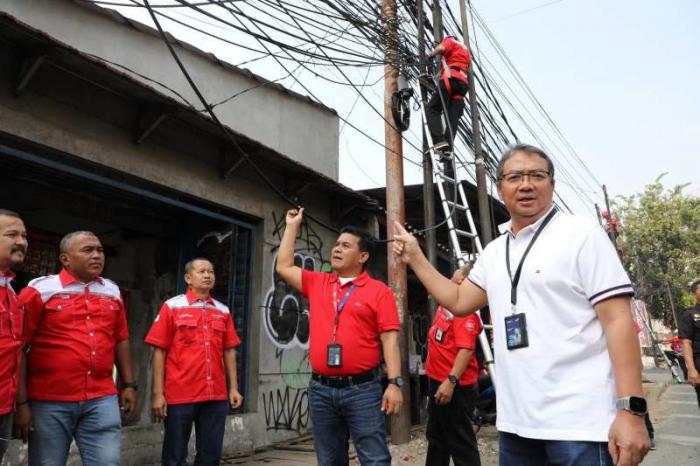 Telkom terus melakukan perawatan dan pembenahan jaringan kabel udara miliknya untuk menjaga kualitas layanan komunikasi bagi pelanggan.