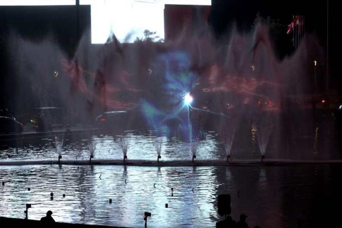 Pertunjukan video mapping pada air mancur di Bundaran Hotel Indonesia, Jakarta menampilkan beberapa citra atau animasi digital yang sangat menarik.