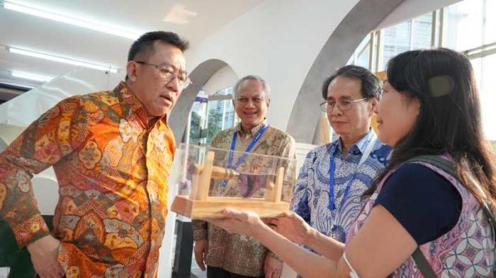 Dalam pameran GIIAS kali ini, Astra melalui YDBA menghadirkan 32 produk UMKM dalam 7 zona.