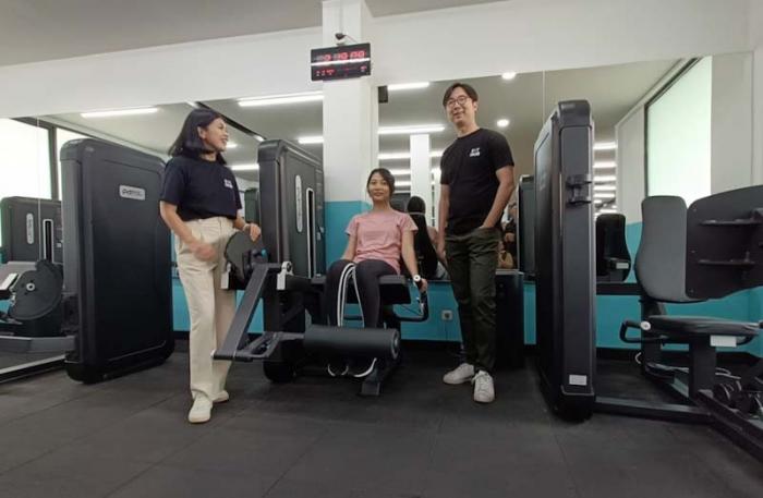 Head of Marketing FIT HUB Diza Anindita dan Head of Product FIT HUB Yonatan Kristiono Gunadi menunjukkan salah satu fasilitas gym.