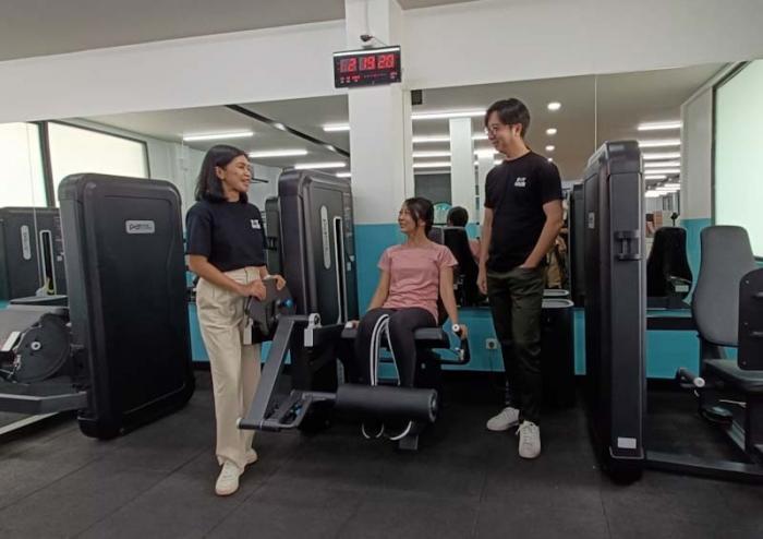 Head of Marketing FIT HUB Diza Anindita dan Head of Product FIT HUB Yonatan Kristiono Gunadi menunjukkan salah satu fasilitas gym.