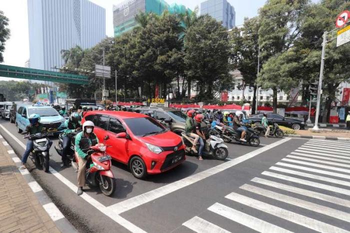 Sejumlah pengendara berhenti dan mengheningkan cipta untuk mengenang dan mendoakan para pahlawan yang telah merebut kemerdekaan Indonesia.