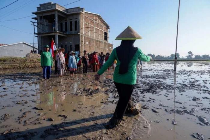 IDXChannel - Puluhan petani menggelar upacara peringatan detik-detik proklamasi di area persawahan Desa Panakkukang, Kabupaten Gowa, Sulawesi Selatan.