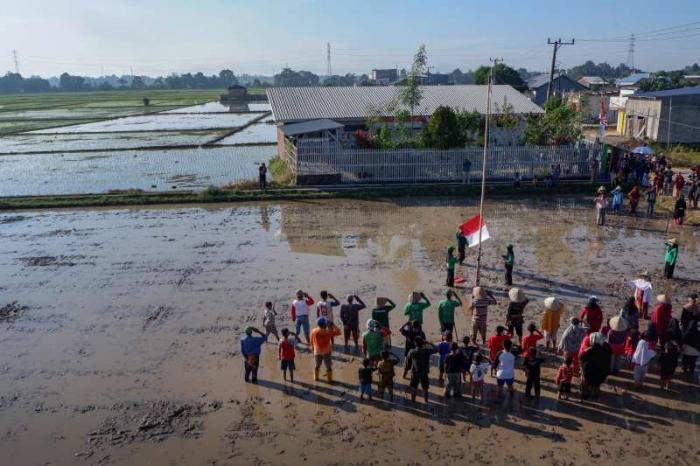 IDXChannel - Puluhan petani menggelar upacara peringatan detik-detik proklamasi di area persawahan Desa Panakkukang, Kabupaten Gowa, Sulawesi Selatan.