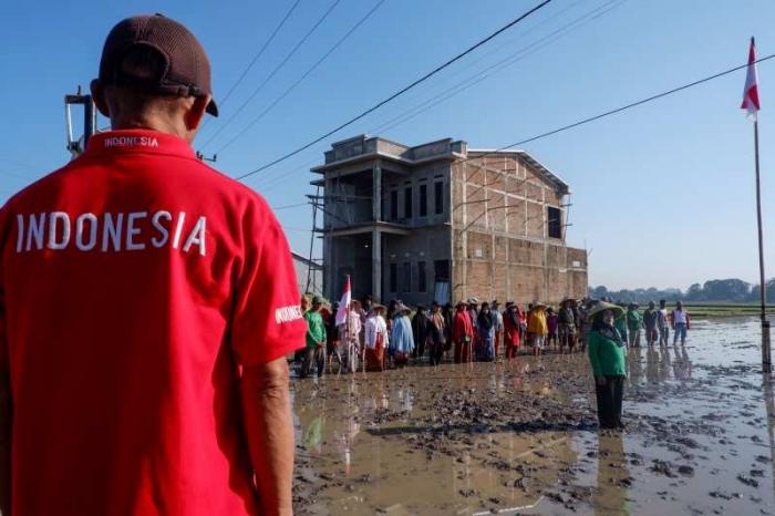 IDXChannel - Puluhan petani menggelar upacara peringatan detik-detik proklamasi di area persawahan Desa Panakkukang, Kabupaten Gowa, Sulawesi Selatan.