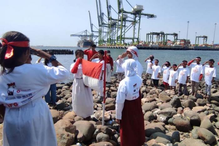 Anak-anak mengikuti upacara pengibaran bendera dan berbagai lomba dalam rangka peringatan HUT ke-78 Kemerdekaan Repbulik Indonesia di kawasan pantai Kalibaru.