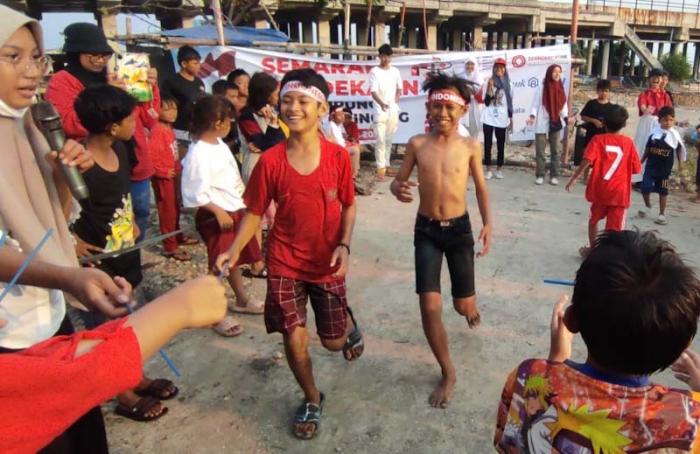 Anak-anak mengikuti upacara pengibaran bendera dan berbagai lomba dalam rangka peringatan HUT ke-78 Kemerdekaan Repbulik Indonesia di kawasan pantai Kalibaru.