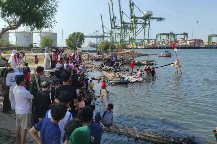Anak-anak mengikuti upacara pengibaran bendera dan berbagai lomba dalam rangka peringatan HUT ke-78 Kemerdekaan Repbulik Indonesia di kawasan pantai Kalibaru.