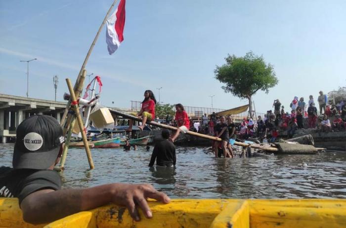 Anak-anak mengikuti upacara pengibaran bendera dan berbagai lomba dalam rangka peringatan HUT ke-78 Kemerdekaan Repbulik Indonesia di kawasan pantai Kalibaru.