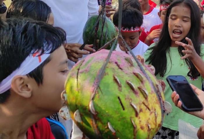 Anak-anak mengikuti upacara pengibaran bendera dan berbagai lomba dalam rangka peringatan HUT ke-78 Kemerdekaan Repbulik Indonesia di kawasan pantai Kalibaru.