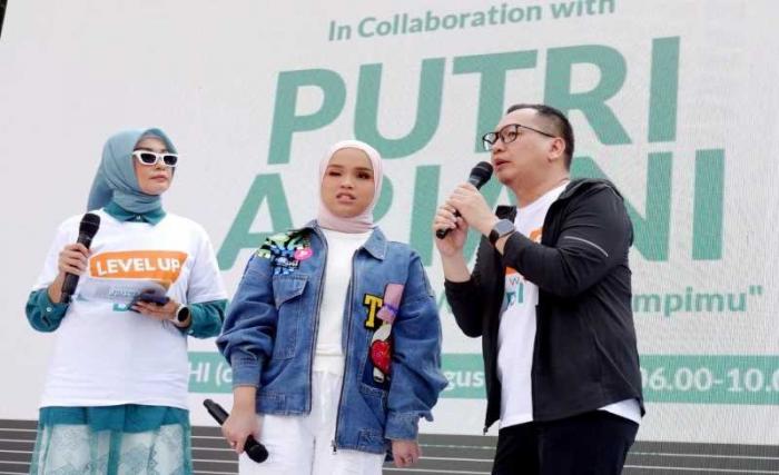 SVP Corporate Secretary BSI Gunawan Arif Hartoyo, penyanyi Putri Ariani, dan SVP Digital Banking BSI Riko Wardhana hadir mengisi acara di Car Free Day Jakarta.